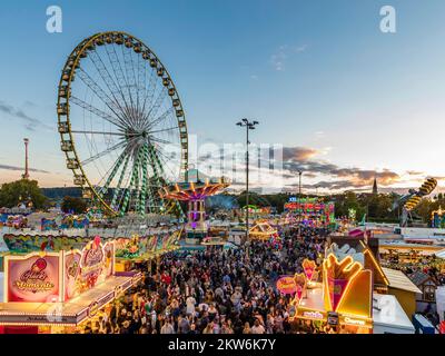 Grande roue, carrousel à chaînes et autres manèges et stands au Cannstatter Volksfest, Cannstatter Wasen, Bad Cannstatt, Stuttgart, Bade-Wurtemberg, Banque D'Images