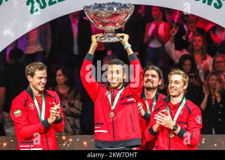 27 novembre 2022, Espagne, Málaga: Tennis, hommes: Coupe Davis - finale. Le canadien Vasek Pospisil (l-r), Felix Auger Aliassime, le capitaine d'équipe Frank Dancevic et Denis Shapovalov célèbrent la victoire de la coupe Davis. Photo: Frank Molter/dpa Banque D'Images