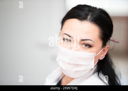 31 mai 2021. Biélorussie, la ville de Gomel. Hôpital central. Le visage d'une femme médecin dans un masque. Banque D'Images