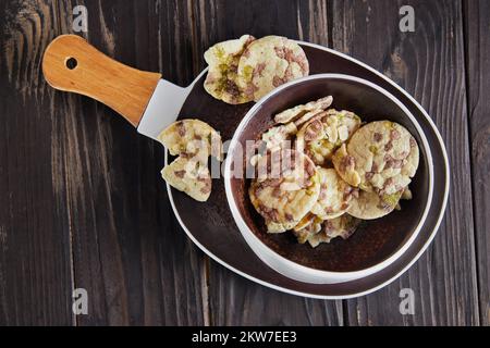 Croustilles feuilletées avec pois chiches, pois et haricots sur plaque sur fond de bois. Pose à plat Banque D'Images