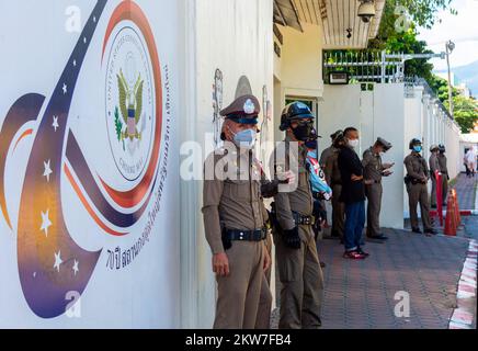 Chiang Mai, Thaïlande, 29/11/2022, des policiers thaïlandais sont sous garde pendant la manifestation, aux États-Unis Consulat général Chiang Mai. La "Citizens Stop APEC 2022 Coalition" a exigé que le gouvernement américain, 1 des 21 membres de l'APEC, assume la responsabilité des violations des droits de la personne, Des rassemblements violemment dispersés le 18 novembre au sommet de l'APEC 2022 à Bangkok par la police anti-émeute, où 25 personnes ont été arrêtées et au moins 31 personnes blessées, dont M. Phayu Boonsophon, un manifestant, a été abattu par des balles en caoutchouc et a perdu l'œil droit. Banque D'Images