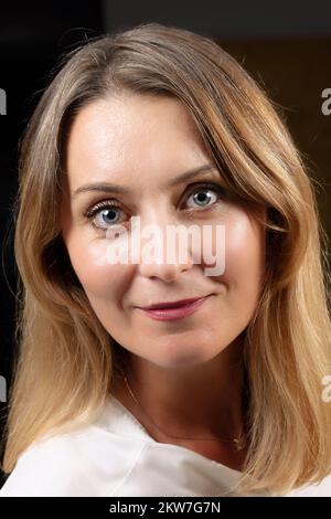 Portrait d'une belle femme blonde d'âge moyen. Banque D'Images