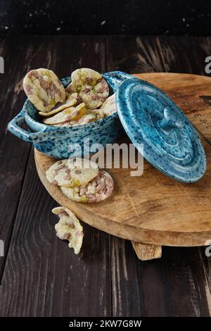 Croustilles feuilletées avec pois chiches, pois et haricots dans un bol en verre avec couvercle sur fond de bois. Banque D'Images