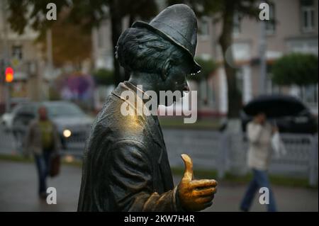 Gomel, Bélarus - 06 septembre 2022: Monument au célèbre clown soviétique Rumyantsev ou Karandash près du cirque d'État de Gomel, un jour ensoleillé d'été.CLA Banque D'Images