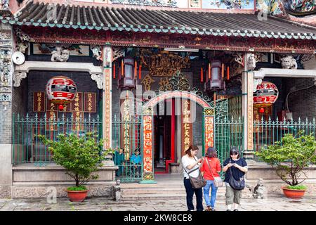 Touristes asiatiques au temple de Hoi Quan Tue Thanh, Ho Chi Minh ville, Vietnam Banque D'Images