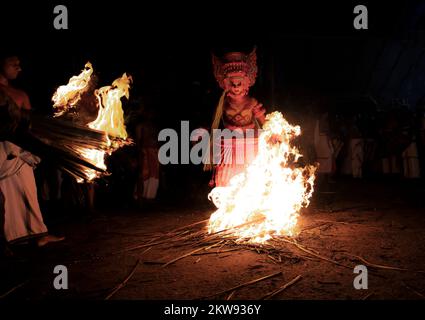 Theyyam fesitavls du Nord du Kerala, festival d'art traditionnel se déroule chaque année à Kannur, au Kerala Banque D'Images