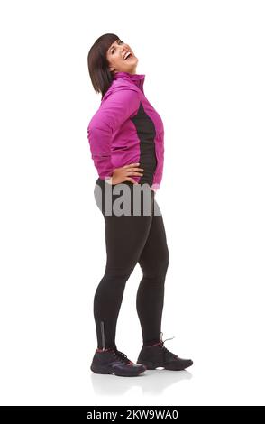 Prêt à être mis en forme. Portrait d'un modèle de taille plus en vêtements d'exercice sur fond blanc. Banque D'Images