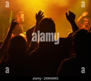 La musique est la meilleure quand elle est en direct. adorant les fans lors d'un concert de rock. Banque D'Images