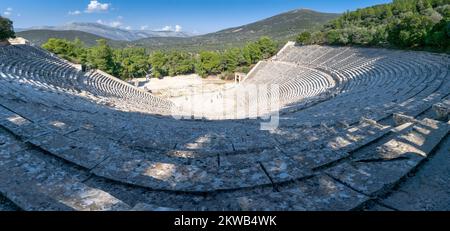 Épidauros, Grèce - 9 novembre 2022 : vue panoramique sur l'ancien théâtre d'Épidauros dans le sud de la Grèce Banque D'Images