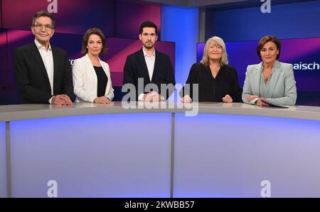 Cologne, Allemagne. 29th novembre 2022. Rainer Hank, l-r, Anna Planken, Vassili Golod, Alice Schwarzer et Sandra Maischberger en tant qu'invités sur le salon de l'ARD « Maischberger ». Credit: Horst Galuschka/dpa/Alay Live News Banque D'Images