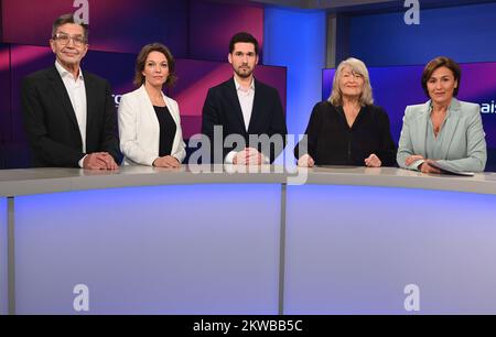 Cologne, Allemagne. 29th novembre 2022. Rainer Hank, l-r, Anna Planken, Vassili Golod, Alice Schwarzer et Sandra Maischberger en tant qu'invités sur le salon de l'ARD « Maischberger ». Credit: Horst Galuschka/dpa/Alay Live News Banque D'Images