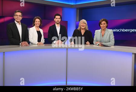 Cologne, Allemagne. 29th novembre 2022. Rainer Hank, l-r, Anna Planken, Vassili Golod, Alice Schwarzer et Sandra Maischberger en tant qu'invités sur le salon de l'ARD « Maischberger ». Credit: Horst Galuschka/dpa/Alay Live News Banque D'Images