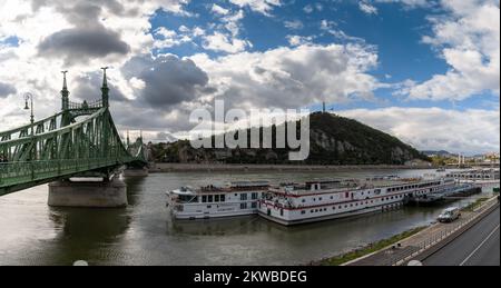 Budapest, Hongrie - 4 octobre 2022 : vue sur les bateaux de croisière sur le Danube à Budapest avec le pont Liberty Banque D'Images