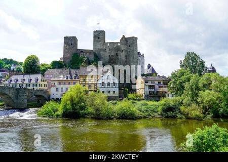 Château de Runkel à Runkel. Vieux château sur la Lahn avec un vieux pont en pierre. Paysage au bord de la rivière avec bâtiments historiques. Banque D'Images