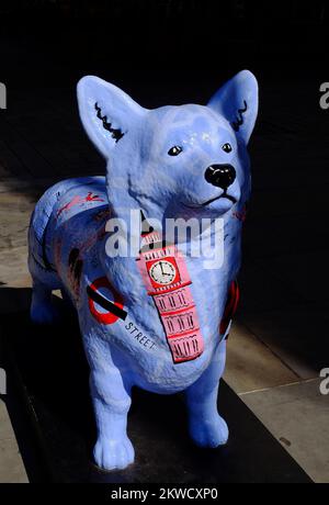 Reine Elizabeth II Jubilé de platine : sculpture de corgi peinte « miel » pour commémorer le jubilé à Elizabeth Street, Belgravia, Londres, Angleterre Banque D'Images