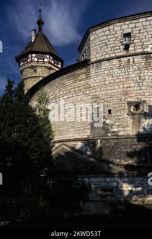 Le Munot à Schaffhausen, au nord de la Suisse, un imposant saut circulaire de 16th siècles de la conception des châteaux médiévaux aux aux forteresses modernes d'artillerie, a probablement été basé sur des plans élaborés par l'artiste allemand de la Renaissance, Albrecht Dürer (1471-1528). Depuis sa construction en 1589, un gardien vivant dans la tour a sonné la nuit, à l’origine pour signaler la fermeture des portes et auberges de la ville Banque D'Images