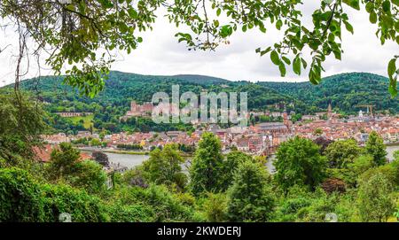 Vue sur Heidelberg avec le paysage vallonné et le Neckar. Banque D'Images