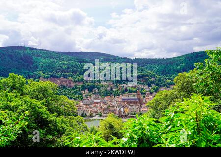 Vue sur Heidelberg avec le paysage vallonné et le Neckar. Banque D'Images