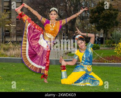 Danseuses indiennes en costume traditionnel se posant dans le mouvement de danse à Diwali, place St Andrew, Édimbourg, Écosse, Royaume-Uni Banque D'Images