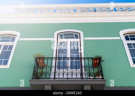 Belle maison portugaise avec façade colorée et porte fermée. Maison traditionnelle de l'Algarve Banque D'Images