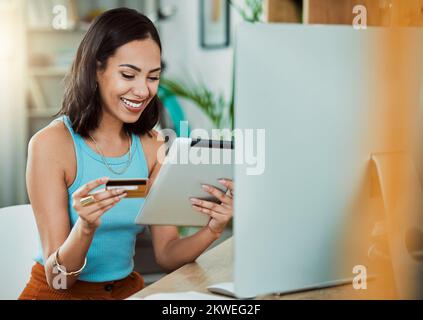 Achats en ligne avec carte de crédit et tablette tout en payant son abonnement ou sa facture de streaming. Bonne femme profiter de vacances et de shopping en ligne ou Banque D'Images