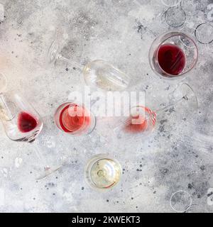 De nombreux verres avec différents types de vin sur fond blanc. Magnifique vin résumé fond. Vue de dessus Banque D'Images