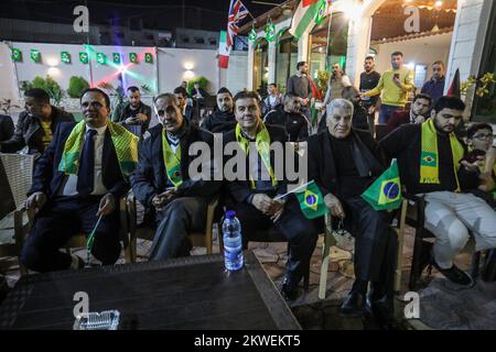 L'ambassadeur du Brésil en Palestine regarde le match de l'équipe nationale du Brésil contre la Suisse en coupe du monde 2022 au Qatar, dans la bande de Gaza, le 28 novembre 2022. Banque D'Images