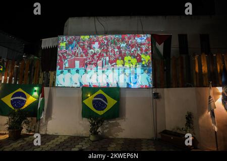 L'ambassadeur du Brésil en Palestine regarde le match de l'équipe nationale du Brésil contre la Suisse en coupe du monde 2022 au Qatar, dans la bande de Gaza, le 28 novembre 2022. Banque D'Images