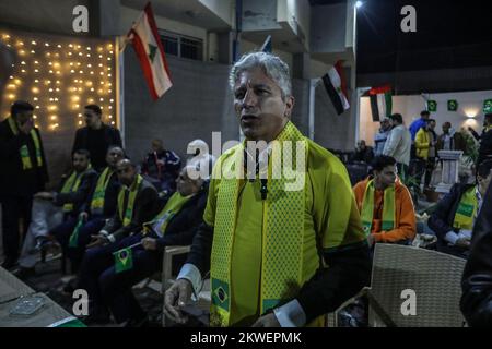 L'ambassadeur du Brésil en Palestine regarde le match de l'équipe nationale du Brésil contre la Suisse en coupe du monde 2022 au Qatar, dans la bande de Gaza, le 28 novembre 2022. Banque D'Images