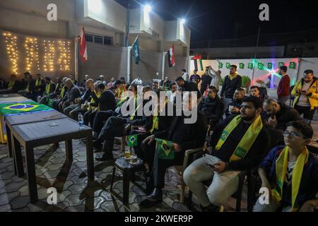 L'ambassadeur du Brésil en Palestine regarde le match de l'équipe nationale du Brésil contre la Suisse en coupe du monde 2022 au Qatar, dans la bande de Gaza, le 28 novembre 2022. Banque D'Images