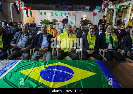 L'ambassadeur du Brésil en Palestine regarde le match de l'équipe nationale du Brésil contre la Suisse en coupe du monde 2022 au Qatar, dans la bande de Gaza, le 28 novembre 2022. Banque D'Images