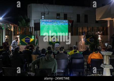 L'ambassadeur du Brésil en Palestine regarde le match de l'équipe nationale du Brésil contre la Suisse en coupe du monde 2022 au Qatar, dans la bande de Gaza, le 28 novembre 2022. Banque D'Images