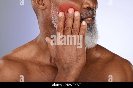 Homme âgé avec douleur à la joue en studio avec mal de dents, maladie ou problème dentaire dans sa bouche. Malade, douloureux et vieux gars à la retraite avec des dents Banque D'Images