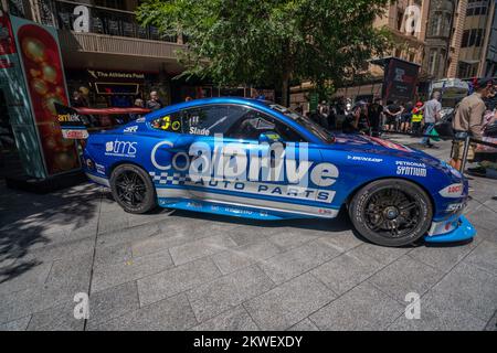 Adélaïde, Australie. 30 novembre 2022. Une exposition de Holden et de Ford Supercars au Rundle Mall, Adélaïde, qui s'alignent sur la grille au VALO Adelaide 500 . Une séance de signature par les pilotes pour les chasseurs et les fans d'autographes avant le début de Valo Adelaide 500 qui commence le 1 décembre. Credit: amer ghazzal / Alamy Live News Banque D'Images