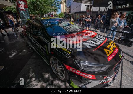 Adélaïde, Australie. 30 novembre 2022. Une exposition de Holden et de Ford Supercars au Rundle Mall, Adélaïde, qui s'alignent sur la grille au VALO Adelaide 500 . Une séance de signature par les pilotes pour les chasseurs et les fans d'autographes avant le début de Valo Adelaide 500 qui commence le 1 décembre. Credit: amer ghazzal / Alamy Live News Banque D'Images