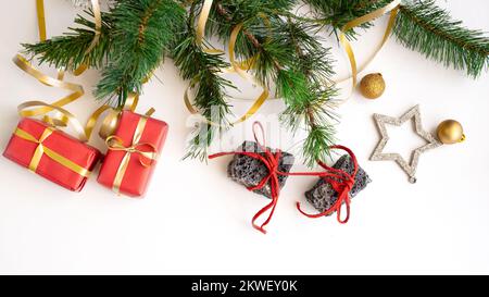 Charbon dulce ou charbon doux bonbons et rouge boîtes de Noël, choses typiques qui apportent Tres Reyes Magos ( trois Sages) pour Epiphany ou Dia de Reyes Banque D'Images