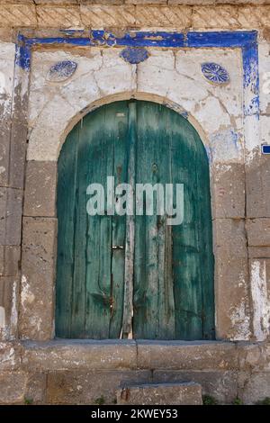 Portes anciennes de couleur grecque dans le village de Mustafapasa, Cappadoce. Turquie Banque D'Images