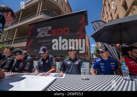 Adélaïde, Australie. 30 novembre 2022. . Une séance de signature par les pilotes de course pour les chasseurs et les fans d'autographes à Rundle Mall Adelaide avant le début du Valo Adelaide 500 qui commence le 1 décembre. Credit: amer ghazzal / Alamy Live News Banque D'Images