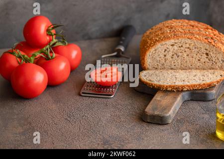 PA amb tomaquet ou tomaca (pain avec tomate) en-cas classique dans la cuisine catalane et espagnole, mangé pour le petit déjeuner. Banque D'Images