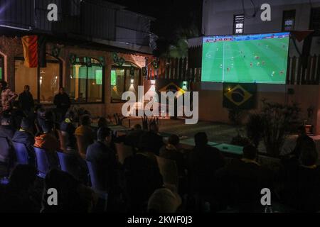 L'ambassadeur du Brésil en Palestine regarde le match de l'équipe nationale du Brésil contre la Suisse en coupe du monde 2022 au Qatar, dans la bande de Gaza, le 28 novembre 2022. Banque D'Images