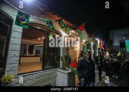 L'ambassadeur du Brésil en Palestine regarde le match de l'équipe nationale du Brésil contre la Suisse en coupe du monde 2022 au Qatar, dans la bande de Gaza, le 28 novembre 2022. Banque D'Images