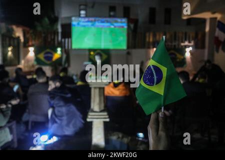 L'ambassadeur du Brésil en Palestine regarde le match de l'équipe nationale du Brésil contre la Suisse en coupe du monde 2022 au Qatar, dans la bande de Gaza, le 28 novembre 2022. Banque D'Images