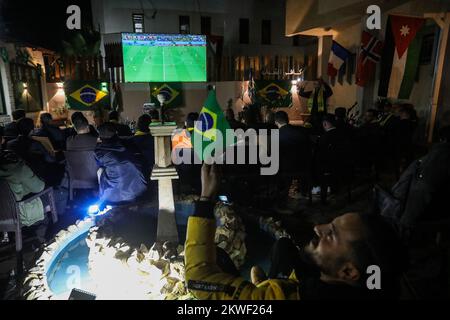 L'ambassadeur du Brésil en Palestine regarde le match de l'équipe nationale du Brésil contre la Suisse en coupe du monde 2022 au Qatar, dans la bande de Gaza, le 28 novembre 2022. Banque D'Images