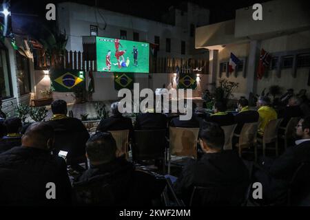 L'ambassadeur du Brésil en Palestine regarde le match de l'équipe nationale du Brésil contre la Suisse en coupe du monde 2022 au Qatar, dans la bande de Gaza, le 28 novembre 2022. Banque D'Images