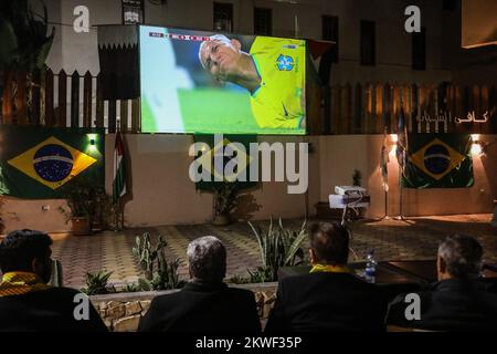 L'ambassadeur du Brésil en Palestine regarde le match de l'équipe nationale du Brésil contre la Suisse en coupe du monde 2022 au Qatar, dans la bande de Gaza, le 28 novembre 2022. Banque D'Images