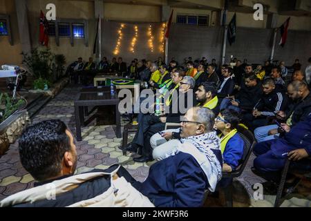 L'ambassadeur du Brésil en Palestine regarde le match de l'équipe nationale du Brésil contre la Suisse en coupe du monde 2022 au Qatar, dans la bande de Gaza, le 28 novembre 2022. Banque D'Images