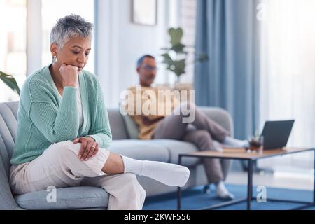 Divorce, la pensée et triste vieux couple dans le conseil après un combat au sujet de l'argent, de la dette ou des problèmes financiers à la maison. Stressé, santé mentale et en colère Banque D'Images