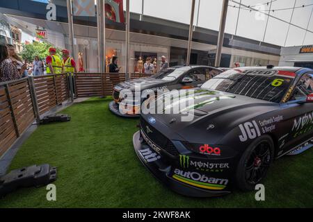 Adélaïde, Australie. 30 novembre 2022. Une exposition de Holden et de Ford Supercars au Rundle Mall, Adélaïde, qui s'alignent sur la grille au VALO Adelaide 500 . Une séance de signature par les pilotes pour les chasseurs et les fans d'autographes avant le début de Valo Adelaide 500 qui commence le 1 décembre. Credit: amer ghazzal / Alamy Live News Banque D'Images