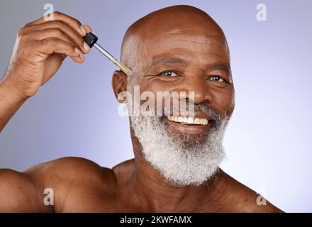 Soins de la peau, huile et portrait de l'homme âgé en studio pour une peau saine, le bien-être et le soin du visage. Dermatologie, spa et homme noir âgé avec sérum Banque D'Images