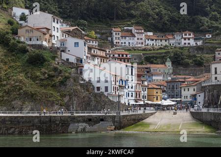 CUDILLERO, ESPAGNE-10 AOÛT 2021 : village de Cudillero (AKA Pixueto), Asturies, Espagne Banque D'Images